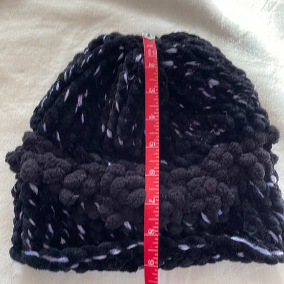 NWT - Hand-knitted hat - Picture 6 of 7